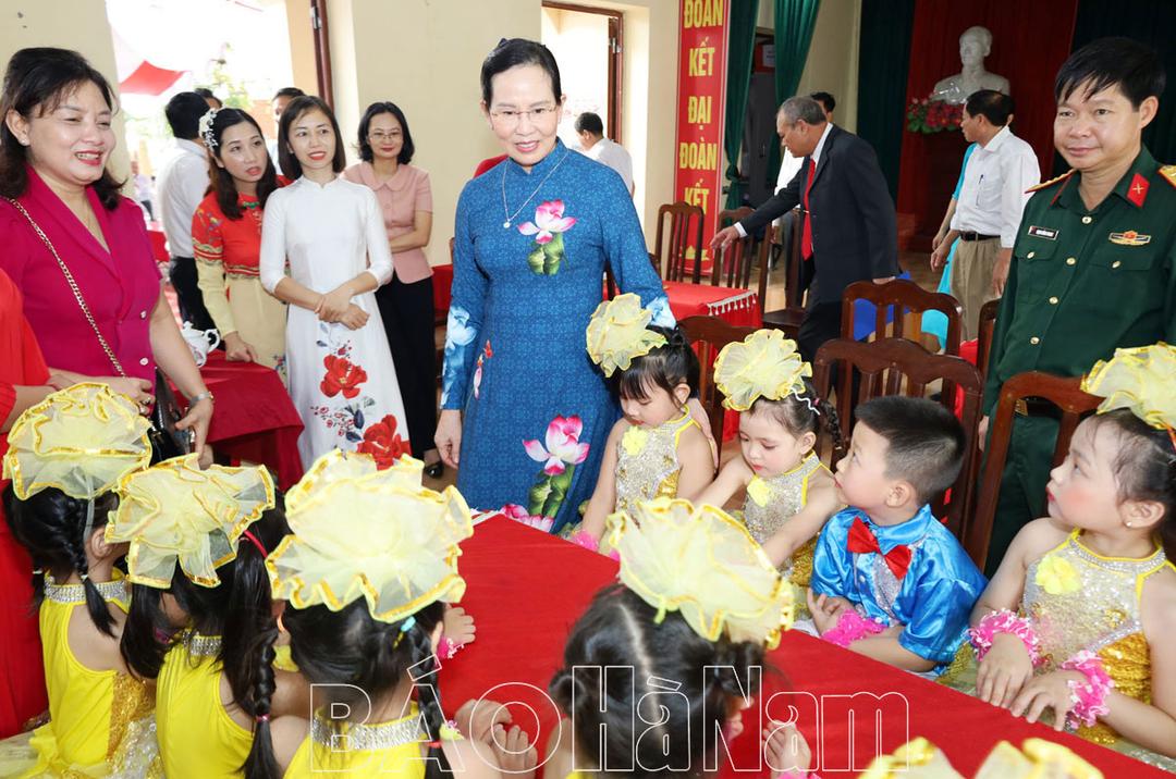 Đồng chí Bí thư Tỉnh ủy Lê Thị Thủy dự Ngày hội Đại đoàn kết toàn dân tại Tổ dân phố Ngọc Động, phường Hoàng Đông, thị xã Duy Tiên