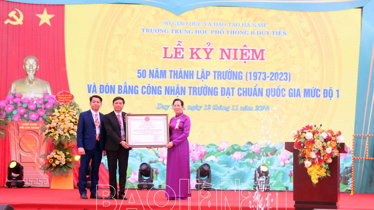 Đồng chí Bí thư Tỉnh ủy Lê Thị Thủy dự Lễ Kỷ niệm 50 năm Ngày thành lập Trường THPT B Duy Tiên