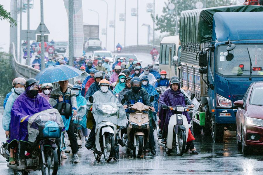 Một số tuyến phố ở Phủ Lý ùn tắc giờ cao điểm