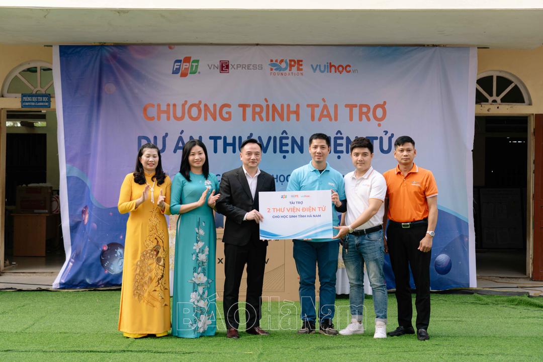 Quỹ Hy vọng trao tặng thư viện điện tử cho 2 trường tiểu học ở Kim Bảng và Phủ Lý