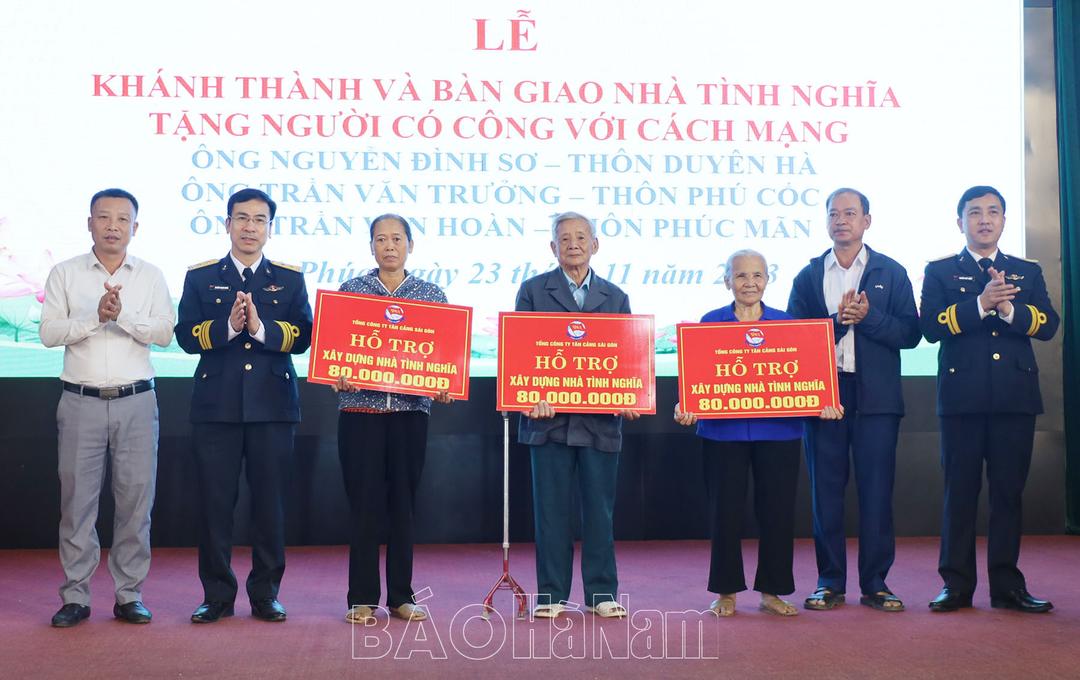 Bàn giao nhà tình nghĩa cho các gia đình người có công xã Phú Phúc