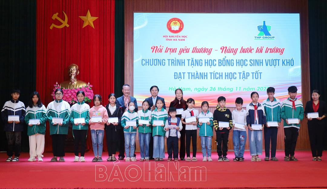 150 em học sinh nghèo vượt khó học giỏi trong tỉnh Hà Nam được trao tặng học bổng