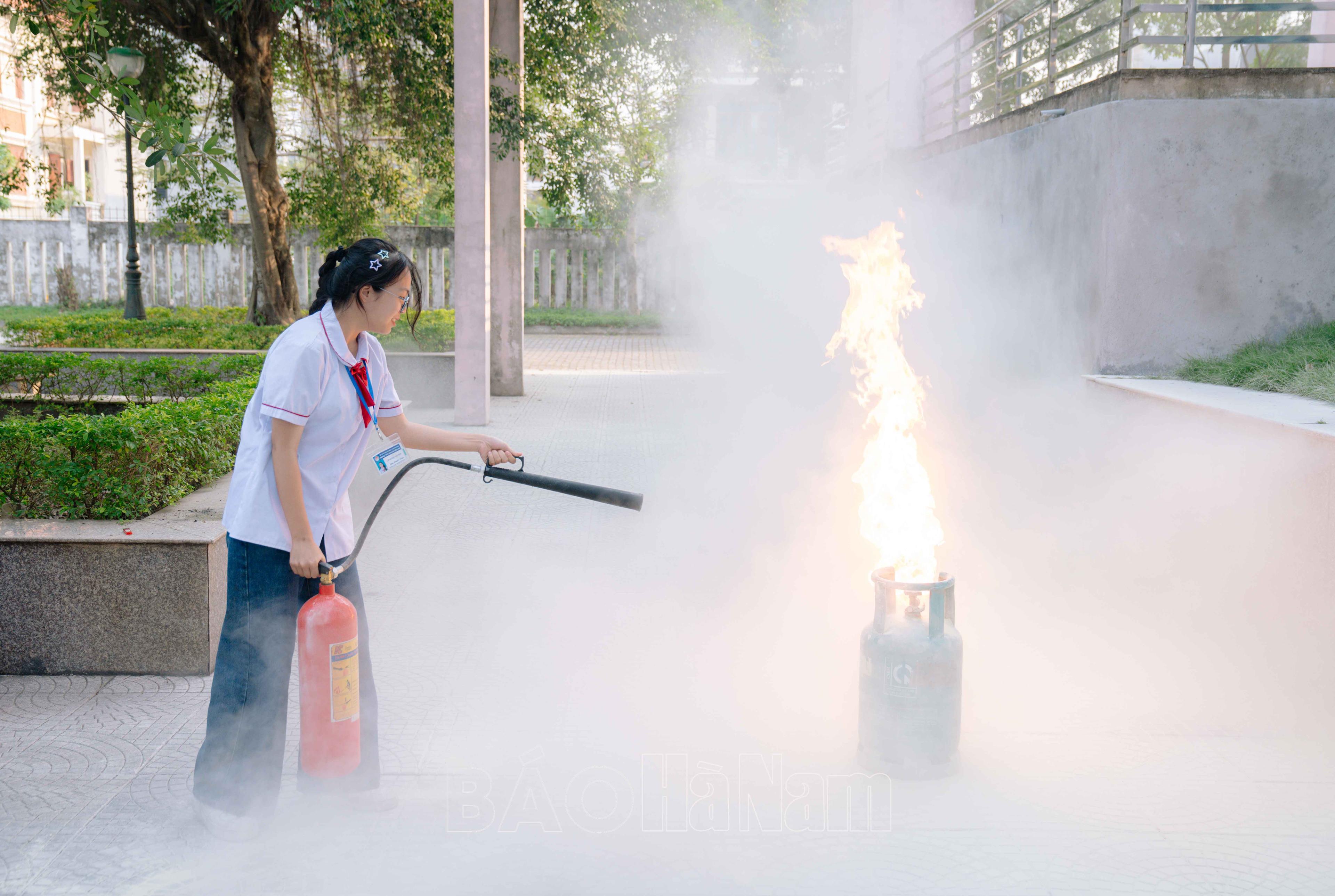 Học sinh THPT Chuyên Biên Hòa hào hứng trải nghiệm kỹ năng phòng cháy, chữa cháy
