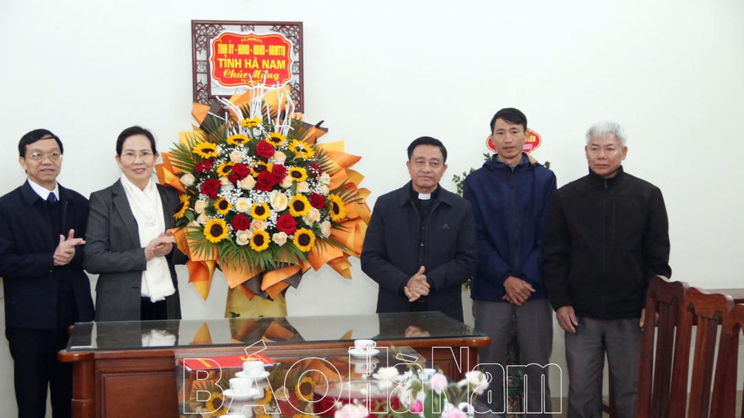 Đồng chí Bí thư Tỉnh ủy Lê Thị Thủy thăm, chúc mừng Giáng sinh tại Giáo xứ Hạ Trang