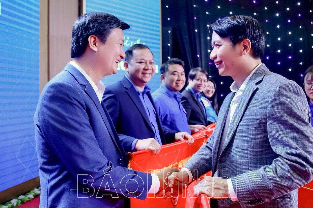Hội LHTN tỉnh Hà Nam vinh dự nhận Cờ “Đơn vị dẫn đầu thi đua trong công tác Hội và phong trào thanh niên năm 2023”