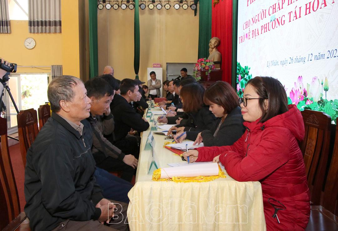 Hơn 200 người chấp hành xong án phạt tù trở về địa phương Lý Nhân tham gia phiên giao dịch việc làm tháng 12