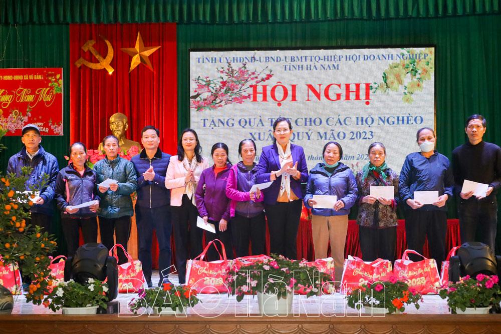 Hà Nam tặng quà cho 27.336 người có công và 11.145 nhân khẩu thuộc hộ nghèo dịp Tết nguyên đán Giáp Thìn 2024