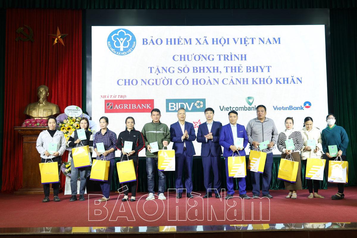 Bảo hiểm Xã hội Việt Nam tặng sổ BHXH, thẻ BHYT cho người có hoàn cảnh khó khăn tại Hà Nam