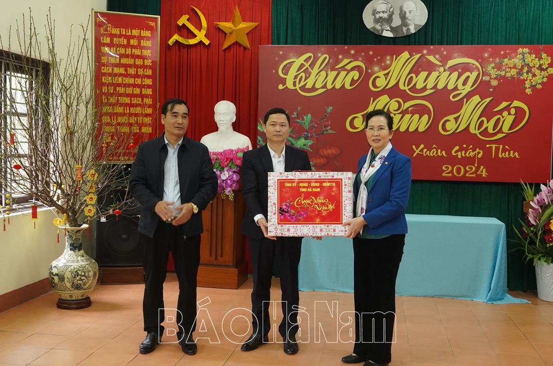 Đồng chí Bí thư Tỉnh ủy Lê Thị Thủy thăm, chúc Tết tại Trung tâm điều trị nghiện ma túy và phục hồi chức năng tâm thần Hà Nam