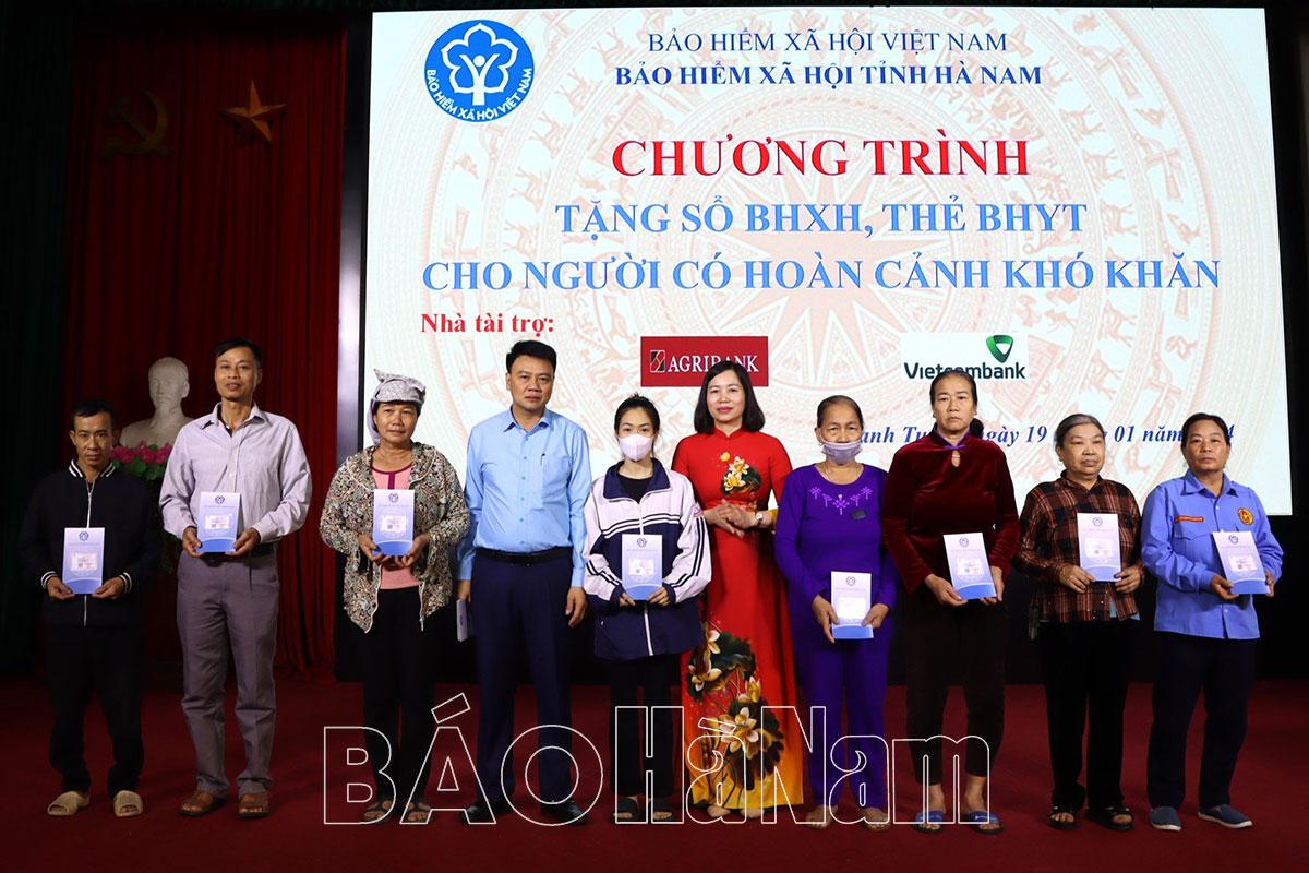 BHXH tỉnh tặng sổ BHXH, thẻ BHYT cho người có hoàn cảnh khó khăn trên địa bàn thành phố Phủ Lý
