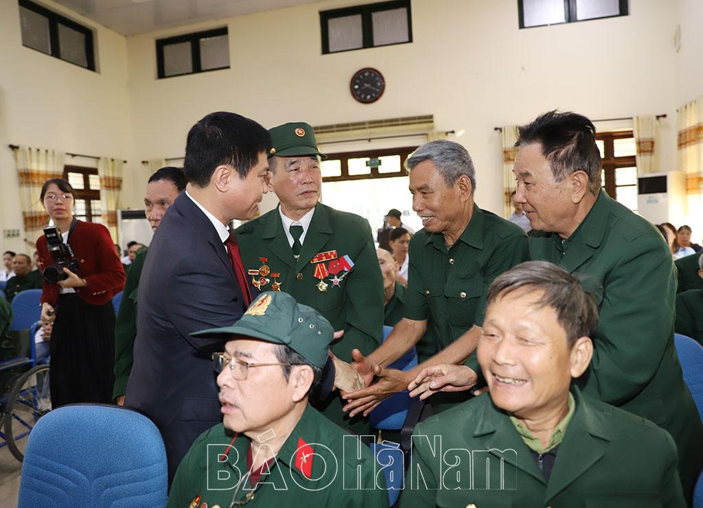 Đồng chí Chủ tịch UBND tỉnh Trương Quốc Huy thăm Trung tâm Điều dưỡng Thương binh và tặng quà hộ nghèo tại huyện Kim Bảng
