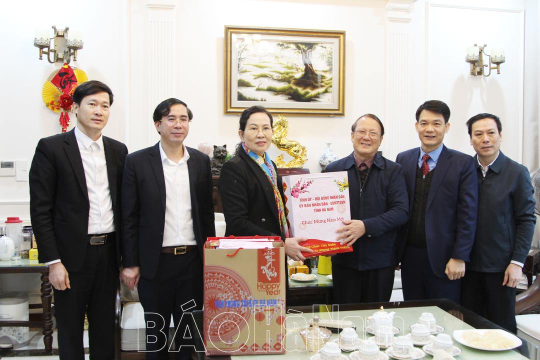 Đồng chí Bí thư Tỉnh ủy Lê Thị Thủy thăm, tặng quà cán bộ lãnh đạo chủ chốt của tỉnh qua các thời kỳ