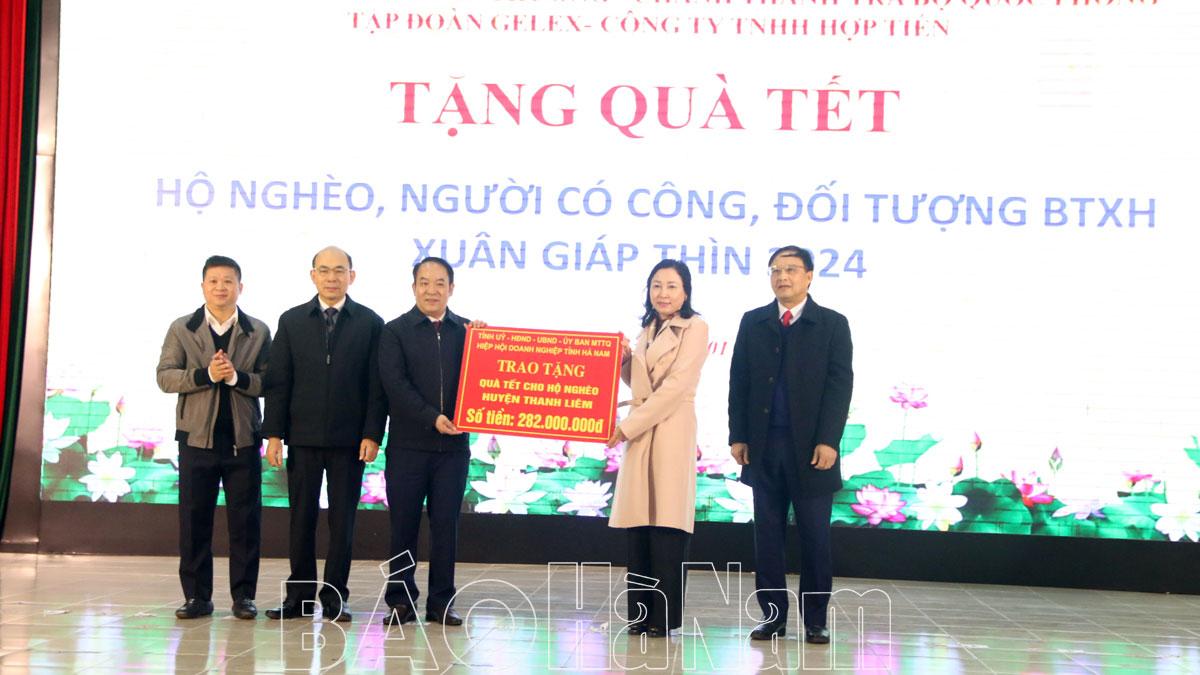 Đồng chí Phó Bí thư Thường trực Tỉnh ủy Đinh Thị Lụa thăm, tặng quà nhân dịp Tết nguyên đán tại huyện Thanh Liêm