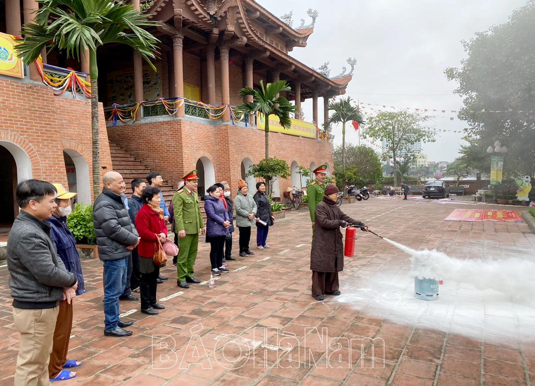 Tập huấn kỹ năng PCCC tại Chùa Bầu