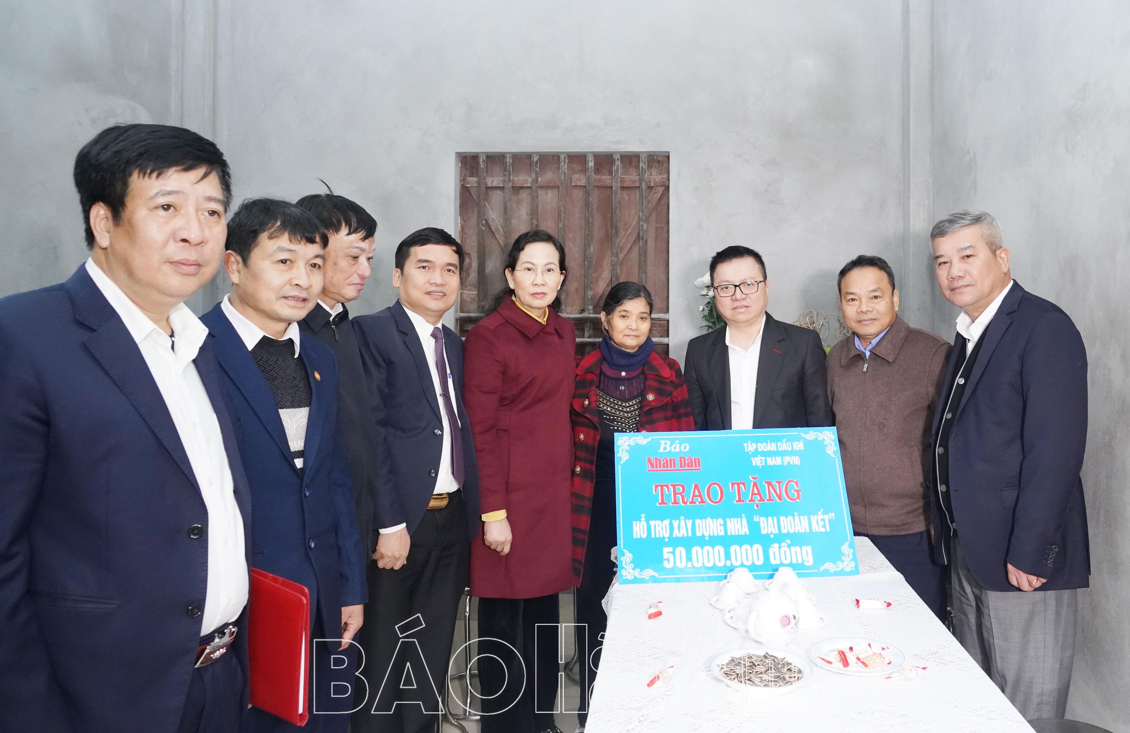 Đồng chí Bí thư Tỉnh ủy Lê Thị Thủy và Tổng Biên tập Báo Nhân Dân Lê Quốc Minh thăm, tặng quà các đối tượng chính sách nhân dịp Tết cổ truyền Giáp Thìn