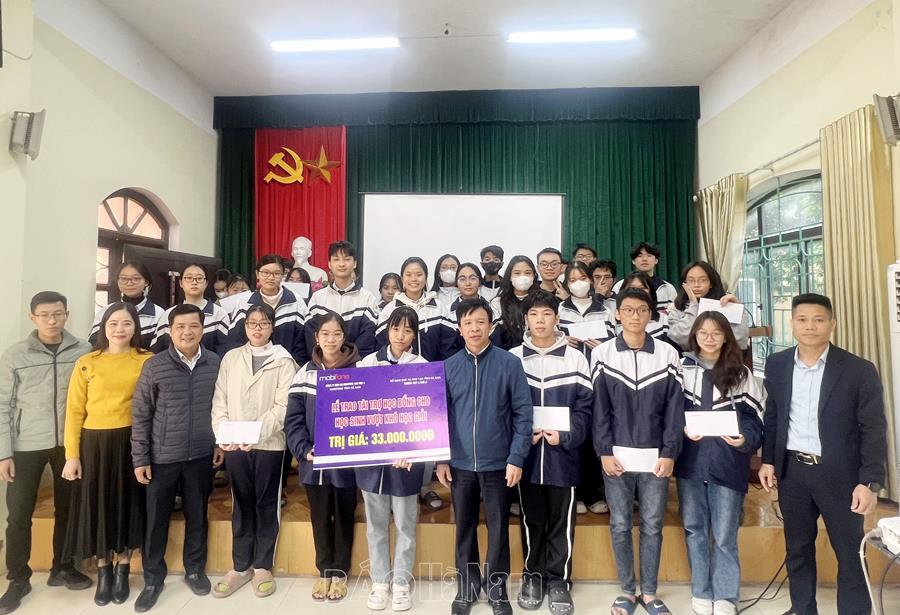 Học sinh nhiều trường học trên địa bàn được MobiFone Hà Nam trao tặng quà khuyến học