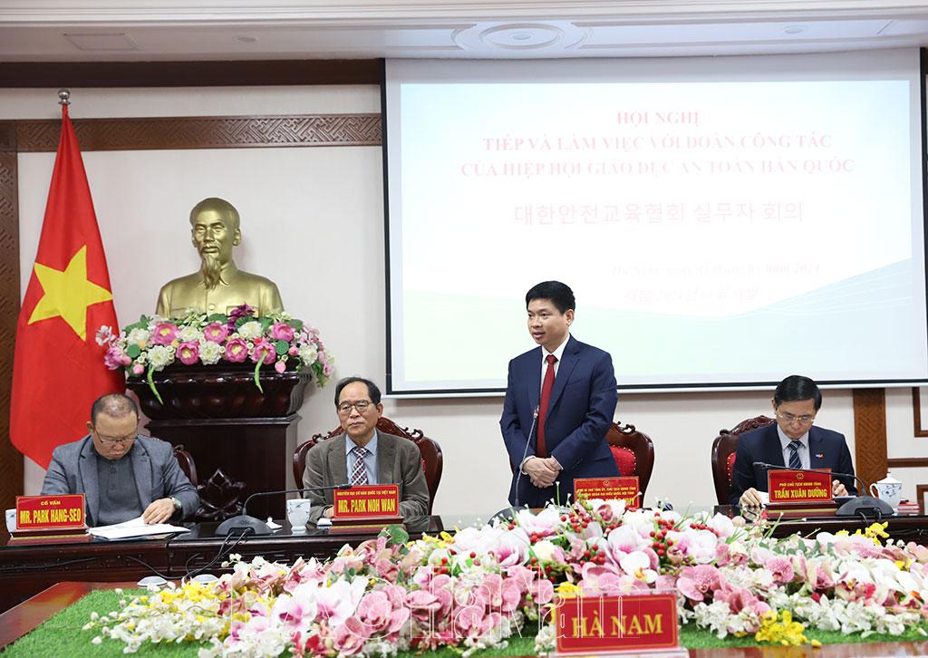 Đồng chí Chủ tịch UBND tỉnh Trương Quốc Huy tiếp và làm việc với Hiệp hội Giáo dục An toàn Hàn Quốc về nghiên cứu xây dựng Trung tâm trải nghiệm an toàn lao động