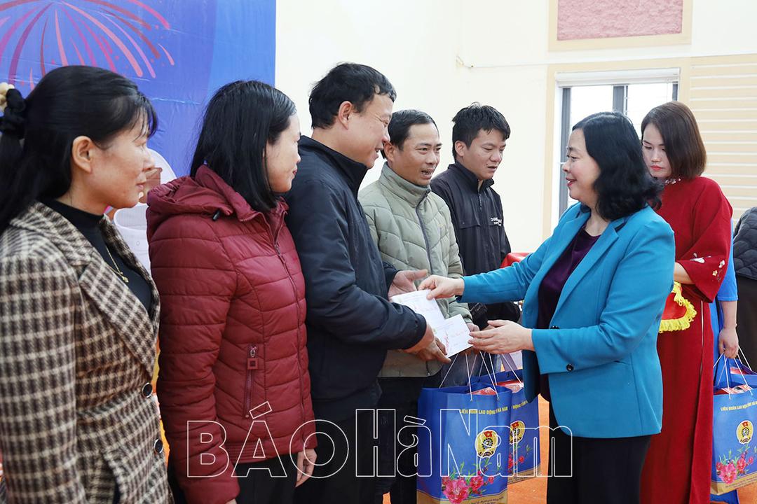 Đồng chí Bí thư Trung ương Đảng, Trưởng Ban Dân vận Trung ương Bùi Thị Minh Hoài dự chương trình "Tết sum vầy - Xuân chia sẻ" tại Hà Nam