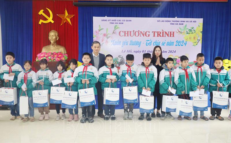 100 học sinh có hoàn cảnh khó khăn của Trường TH Lê Hồ và Trường TH, mầm non La Sơn được tặng quà Tết