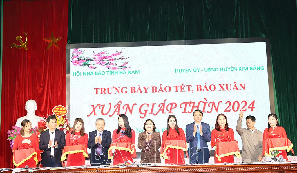 Khai mạc Trưng bày báo Tết, báo Xuân Giáp Thìn 2024 tại xã Hoàng Tây