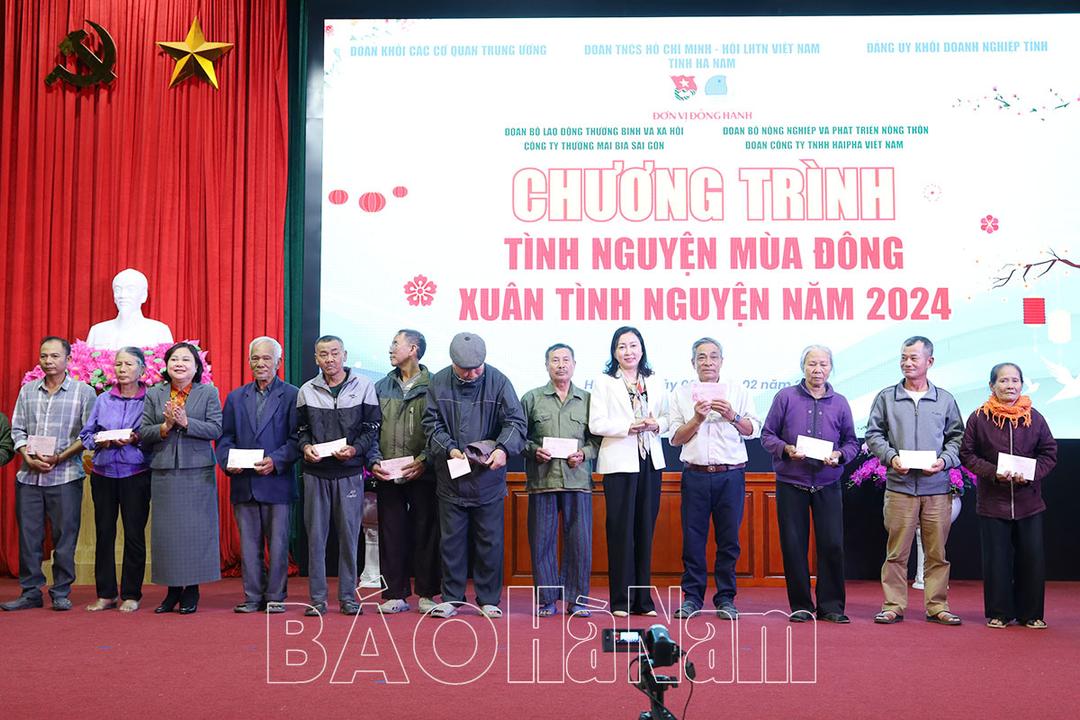 Đồng chí Phó Bí thư Thường trực Tỉnh ủy Đinh Thị Lụa dự Chương trình “Tình nguyện mùa đông, xuân tình nguyện 2024” tại xã Liêm Túc