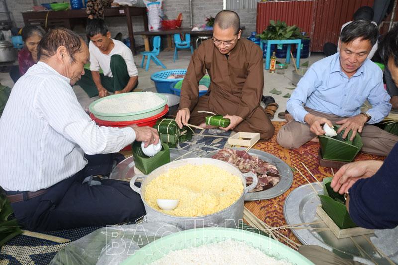 Chùa Khánh Long rộn ràng gói bánh chưng mang Tết ấm đến với mọi nhà