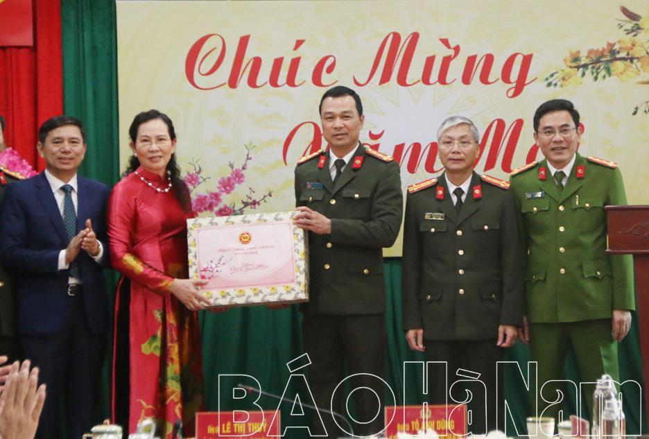Đồng chí Bí thư Tỉnh ủy Lê Thị Thủy thăm, chúc Tết Công an tỉnh, Bệnh viện Đa khoa tỉnh