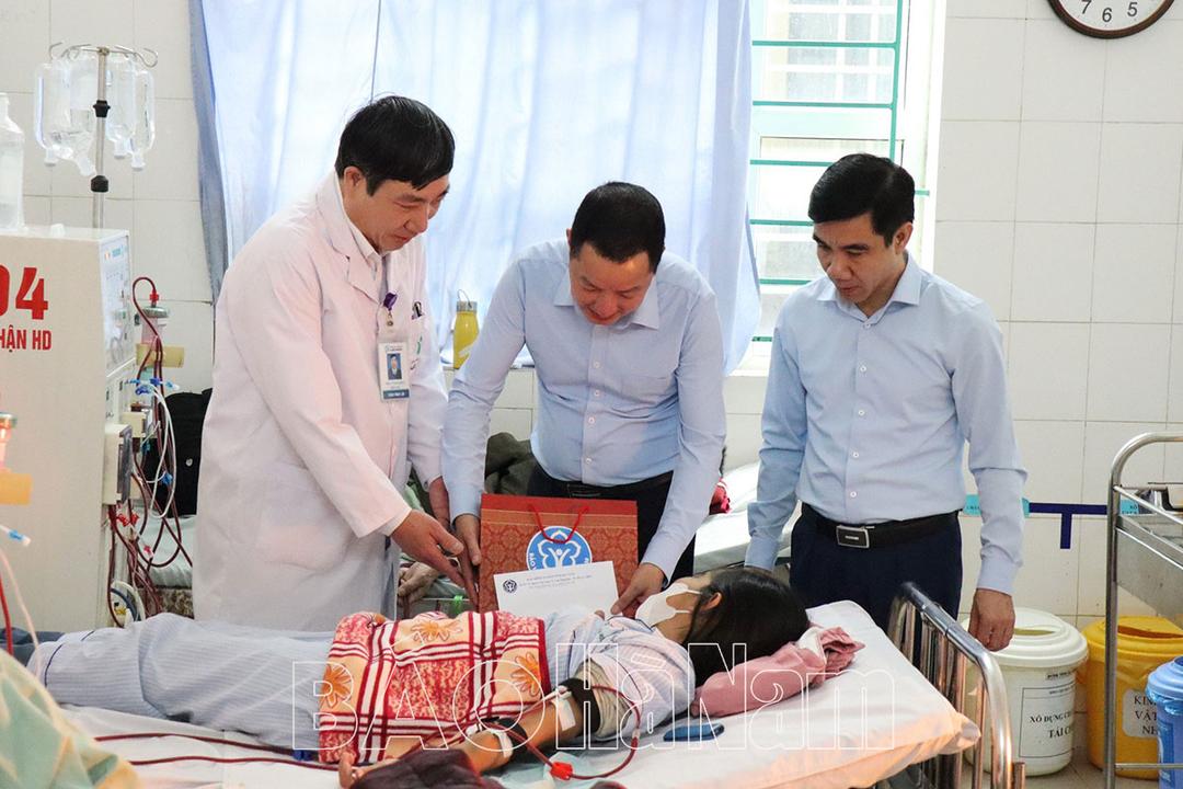 Bảo hiểm Xã hội tỉnh tặng quà bệnh nhân có hoàn cảnh khó khăn dịp Tết Giáp Thìn 2024