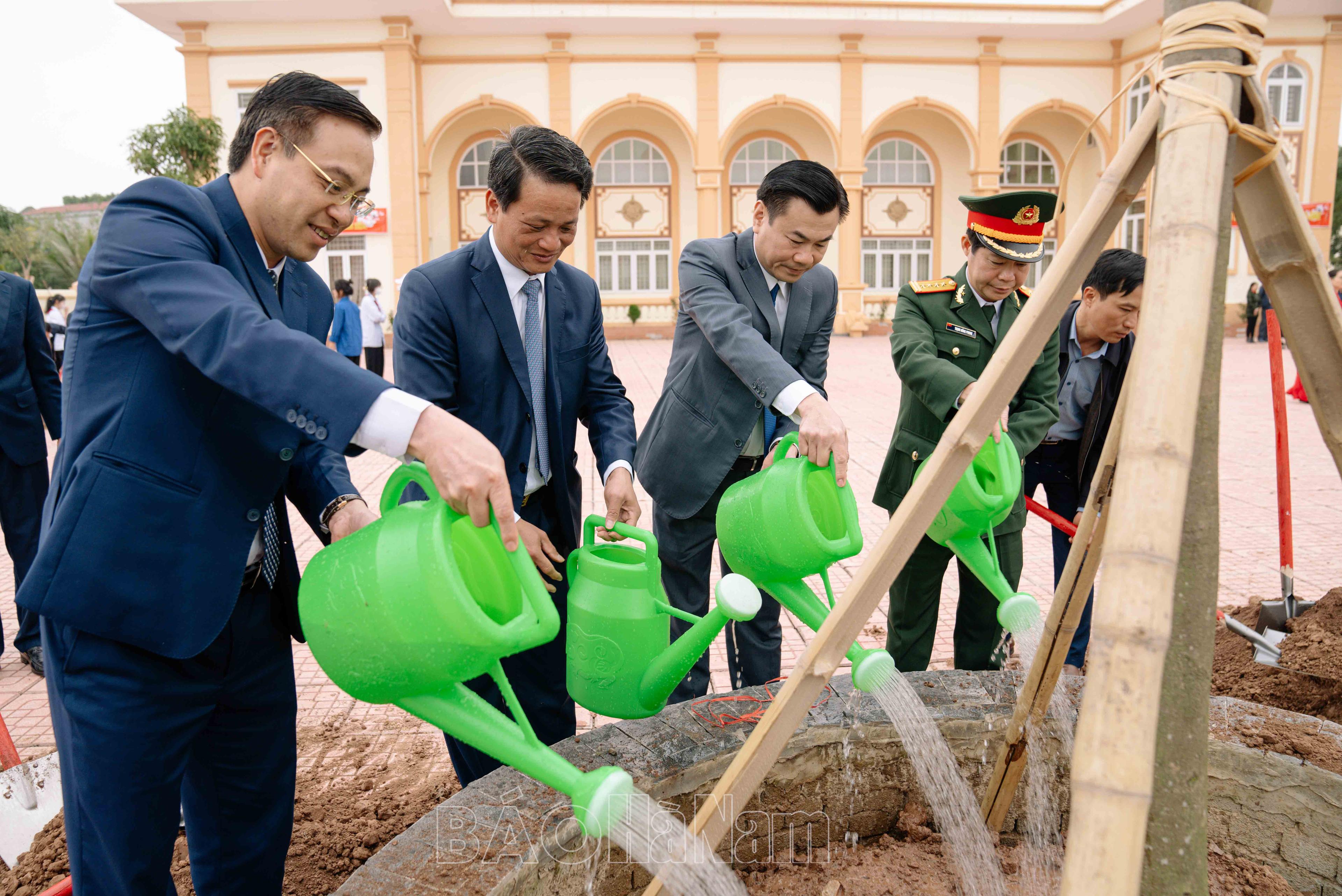 Các đồng chí lãnh đạo tỉnh kiểm tra sản xuất đầu năm và tham gia "Tết trồng cây" tại Bình Lục, Lý Nhân, Duy Tiên