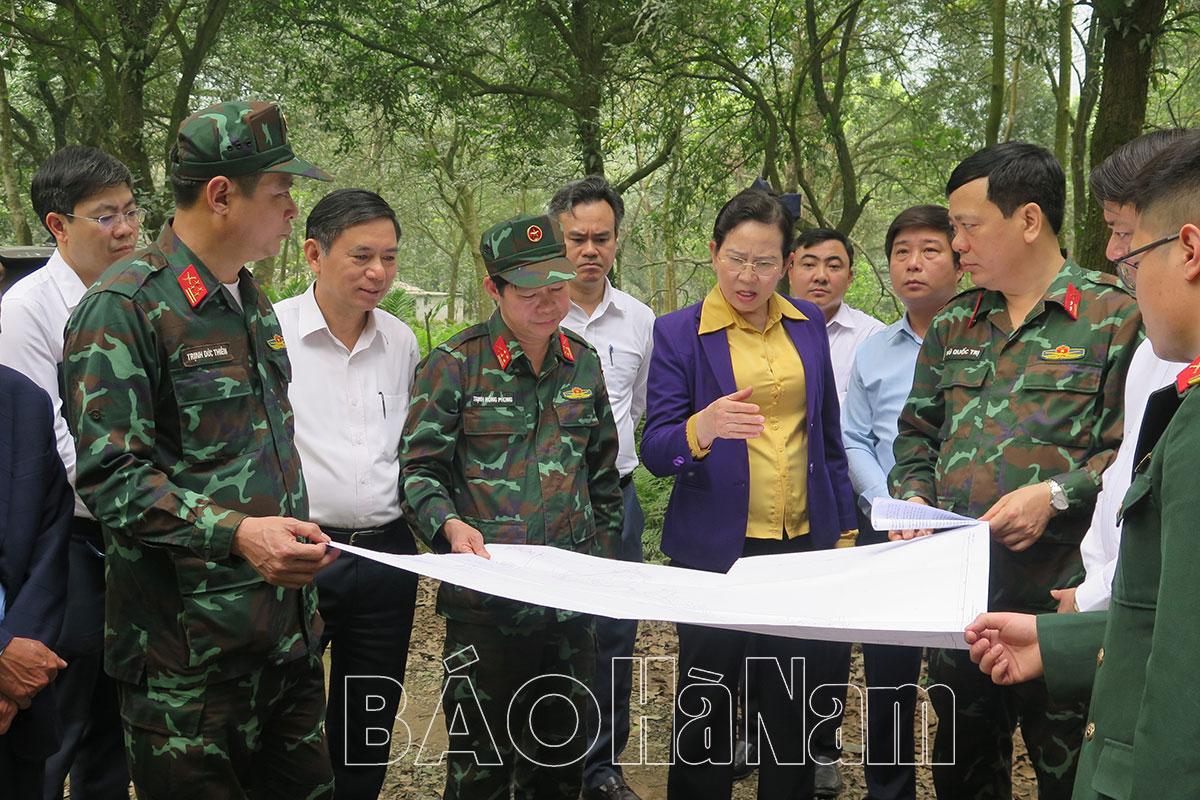 Đồng chí Bí thư Tỉnh uỷ Lê Thị Thủy kiểm tra tiến độ triển khai thực hiện các dự án công trình quân sự