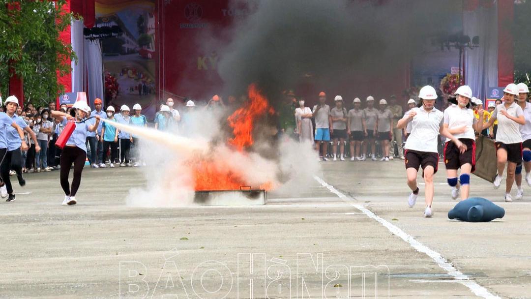 Công ty Cổ phần may Đức Hạnh phối hợp tổ chức hội thi kỹ thuật chữa cháy