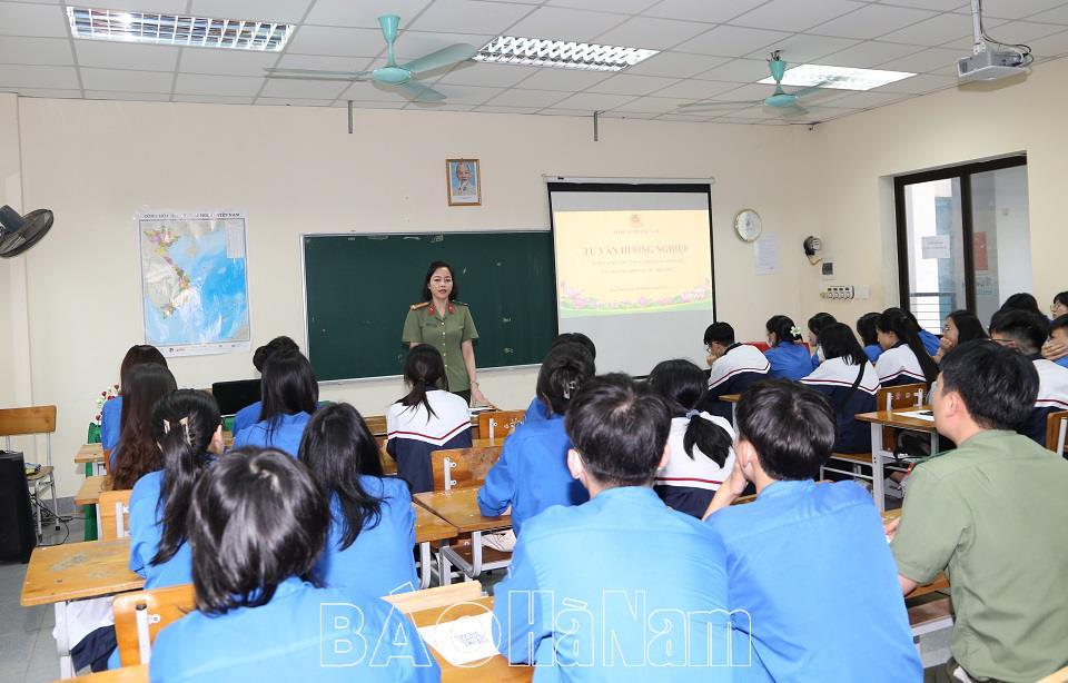 Công an tỉnh Hà Nam tư vấn hướng nghiệp tuyển sinh vào Công an nhân dân năm 2024