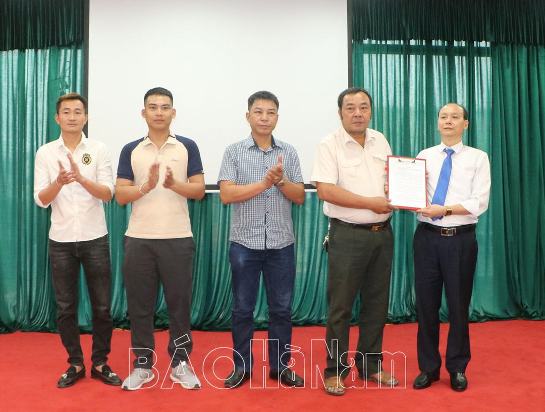 Công bố Quyết định thành lập chi bộ Công ty Cổ phần xây dựng và sản xuất kinh doanh bê tông Hà Nam