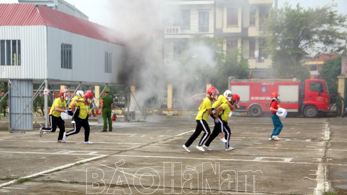 Huyện Kim Bảng tổ chức Hội thi nghiệp vụ chữa cháy và CNCH “Tổ liên gia an toàn PCCC và CNCH”