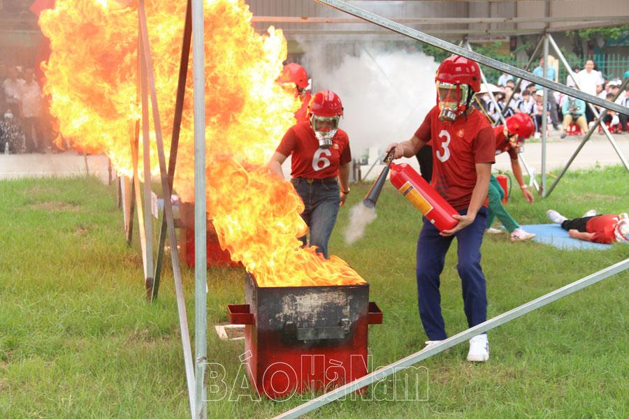 Phủ Lý tổ chức Hội thi nghiệp vụ chữa cháy và CNCH “Tổ liên gia an toàn PCCC” năm 2024
