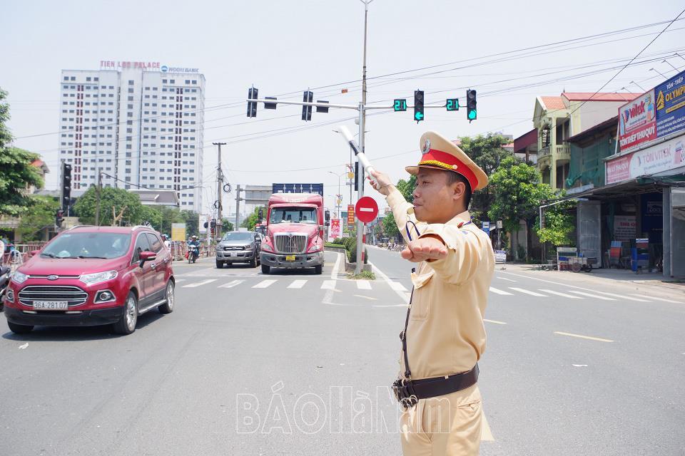 Công an Hà Nam xử lý 580 trường hợp vi phạm trật tự ATGT dịp nghỉ lễ 30/4 - 1/5