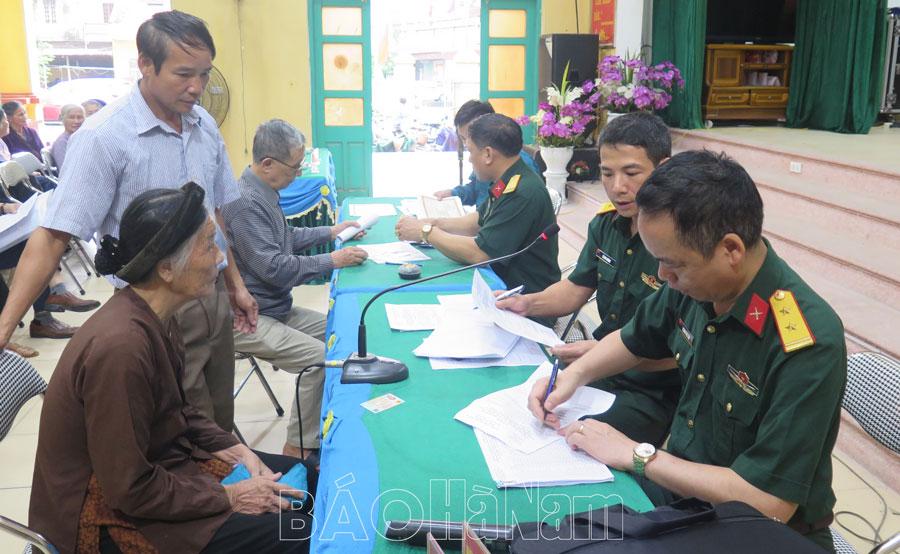 Ban CHQS thị xã Duy Tiên chi trả chế độ trợ cấp cho 495 đối tượng chính sách