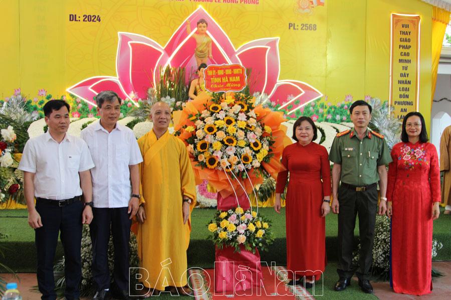 Đoàn cán bộ lãnh đạo tỉnh thăm, chúc mừng Ban trị sự Phật giáo Việt Nam thành phố Phủ Lý