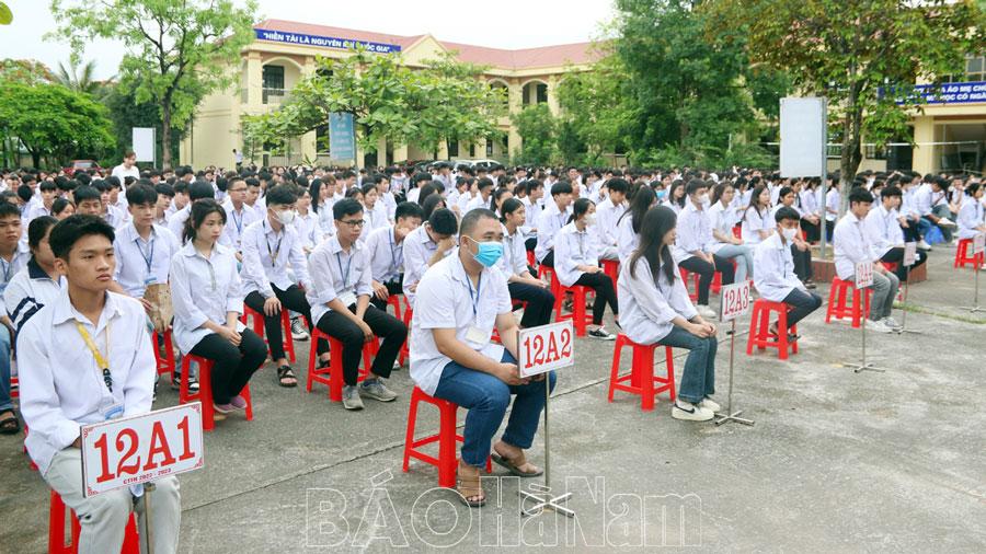 Gần 1 nghìn cán bộ, giáo viên, học sinh Trường THPT Lý Thường Kiệt tham dự “Phiên tòa giả định”