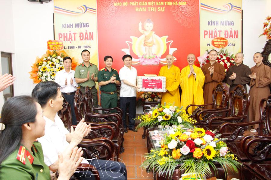 Đồng chí Chủ tịch UBND tỉnh Trương Quốc Huy chúc mừng Lễ Phật đản tại chùa Bầu