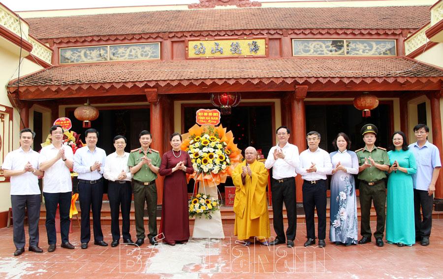 Đồng chí Bí thư Tỉnh ủy Lê Thị Thủy tặng quà, chúc mừng Lễ Phật đản tại chùa Chi Long