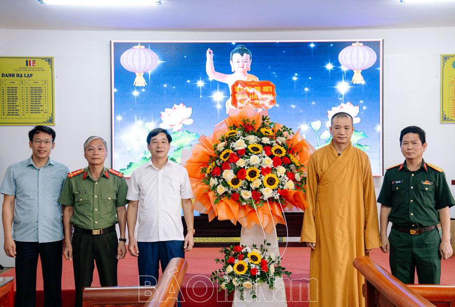 Đồng chí Phó Chủ tịch Thường trực UBND tỉnh Nguyễn Anh Chức thăm, chúc mừng Đại lễ Phật đản tại chùa Khánh Long