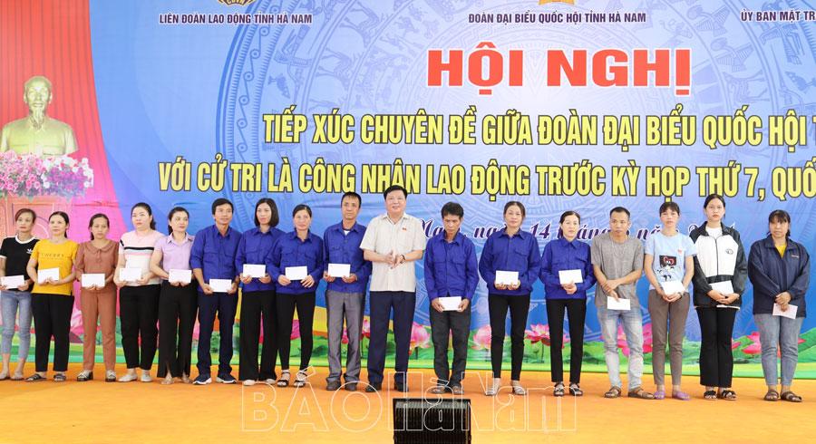 Đoàn đại biểu Quốc hội tỉnh tiếp xúc chuyên đề với cử tri là công nhân lao động