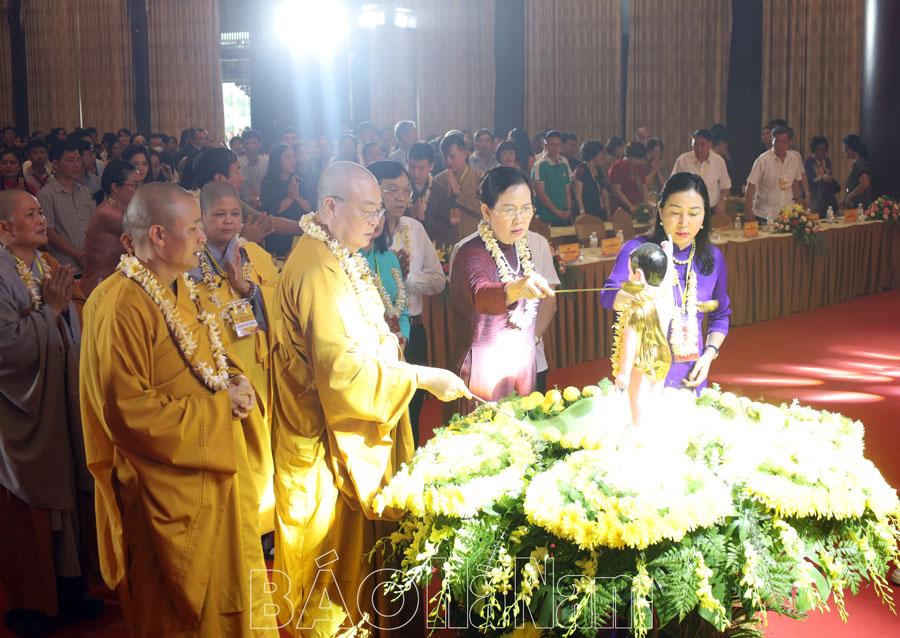 Đồng chí Bí thư Tỉnh ủy Lê Thị Thủy dự Đại lễ Phật đản tại chùa Tam Chúc