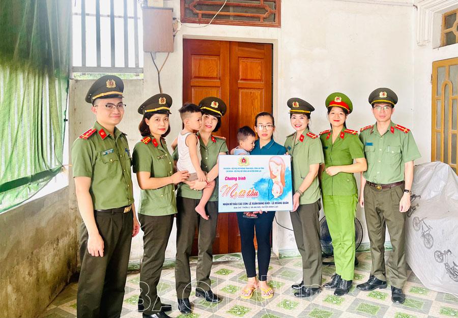 Đồng đội nhận đỡ đầu con của cán bộ Công an xã An Ninh không may mất sớm