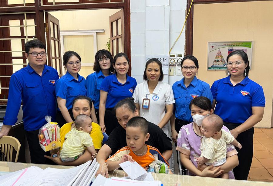 Chi đoàn Sở Tư pháp tặng quà bệnh nhi có hoàn cảnh khó khăn nhân dịp 1/6