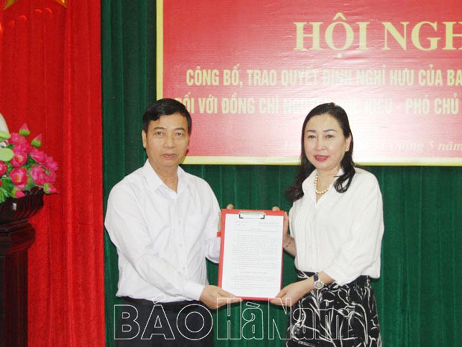 Trao Quyết định nghỉ hưu đối với cán bộ diện Ban Thường vụ Tỉnh ủy quản lý