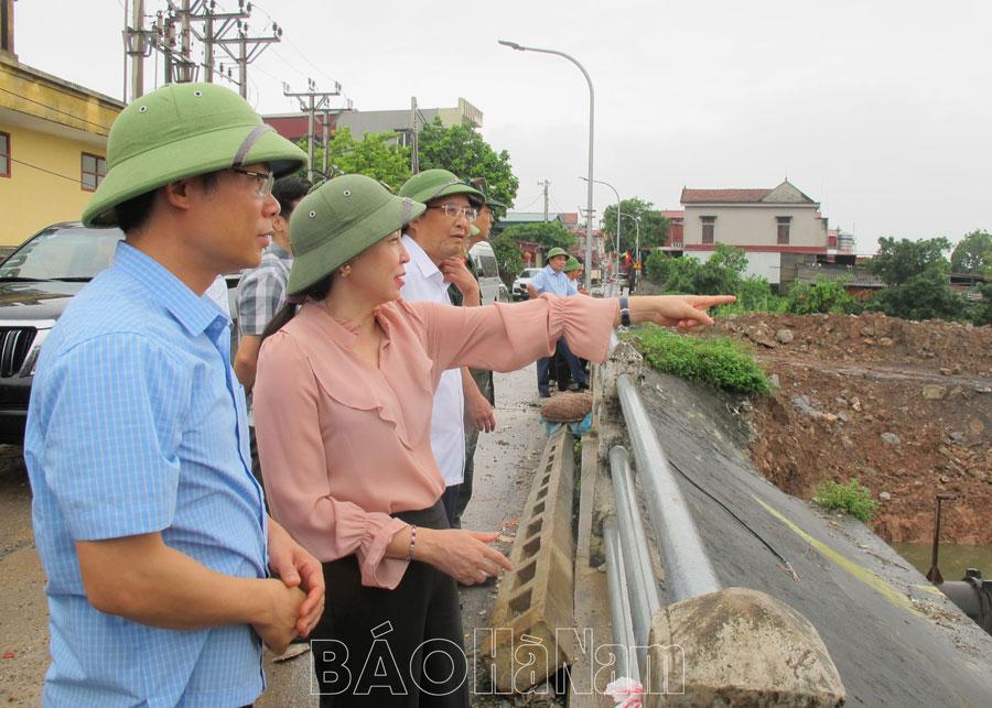 Đồng chí Phó Bí thư Thường trực Tỉnh ủy Đinh Thị Lụa kiểm tra công tác phòng chống thiên tai