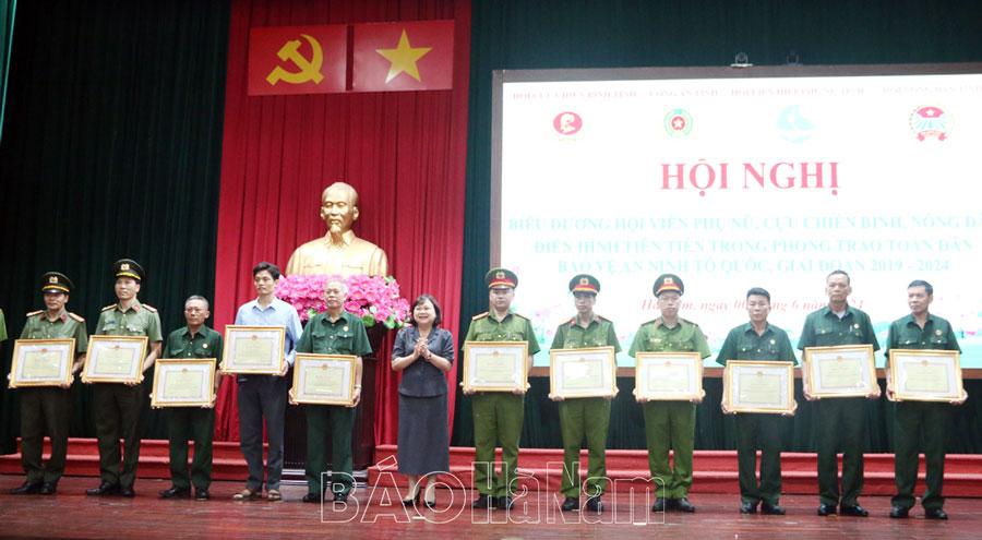 Biểu dương tập thể, cá nhân điển hình tiên tiến trong phong trào toàn dân bảo vệ ANTQ giai đoạn 2019-2024