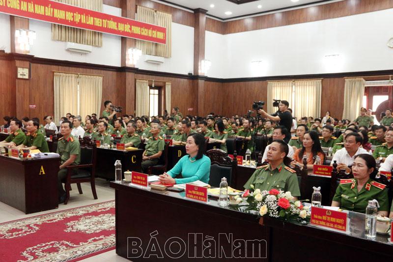 Công an tỉnh biểu dương, tôn vinh điển hình tiên tiến trong học tập, làm theo Bác